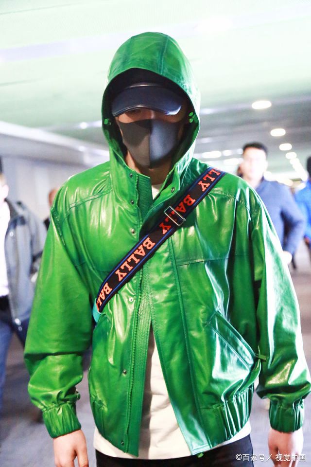 邓伦现身机场,帅哥穿一身发亮的"原谅色"外套十分抢眼!